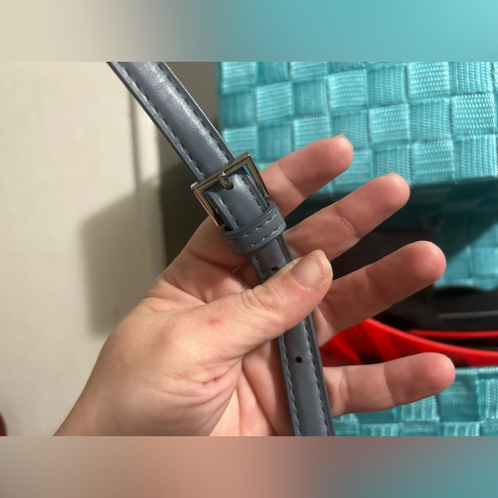 Vera Bradley Crossbody NEEDS TO BE WASHED - Picture 7 of 16